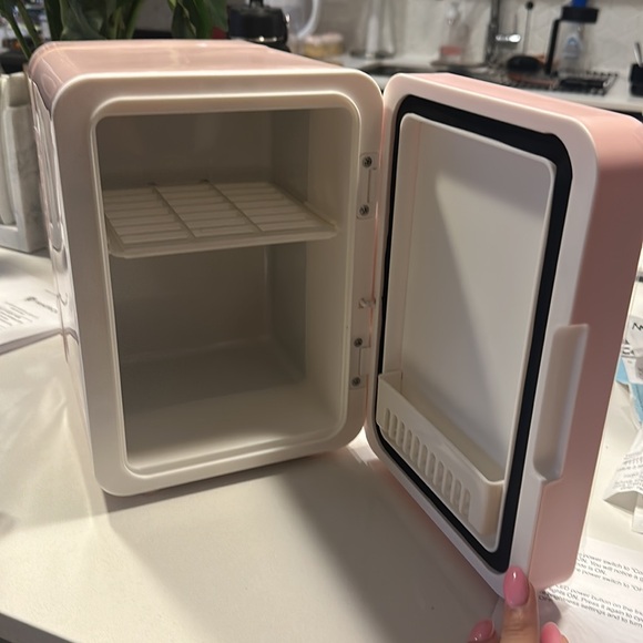 Icon Beauty Mini Cooler - Picture 9 of 9